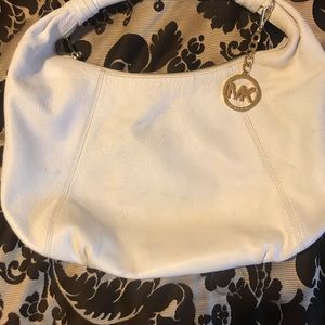 I’m selling a white medium hand bag